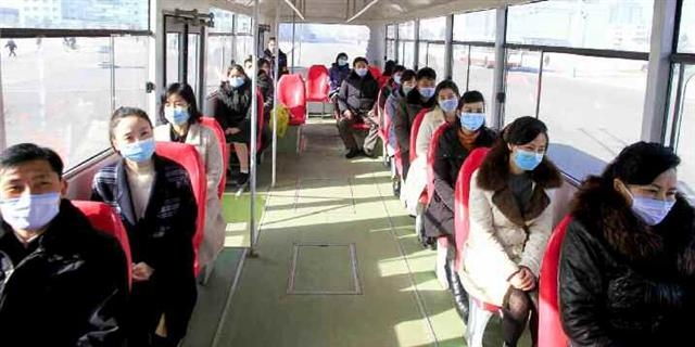 북한의 대중교통 수단 ‘무궤도 전차’ 소개한 노동신문