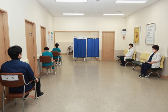 대전 성심요양병원에서 접종자들이 백신을 맞기 위해 대기하고 있다. 대전시 제공