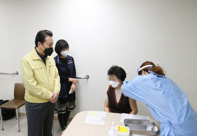 노현송(왼쪽) 서울 강서구청장이 방화동 소재 요양시설을 방문해 구의 첫 백신접종 현장을 점검하고 있다. 강서구 제공