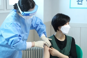 [인터뷰] “불안했지만.... 그냥 독감 주사 맞는 것 같아”