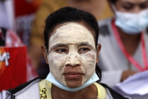 미얀마 시민 “군부 관련 기업 불매”…친군부 시위대와 충돌도