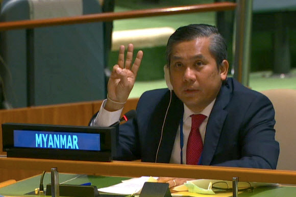 유엔총회 연설 마치며 ‘세 손가락 경례’ 하는 미얀마 유엔대사