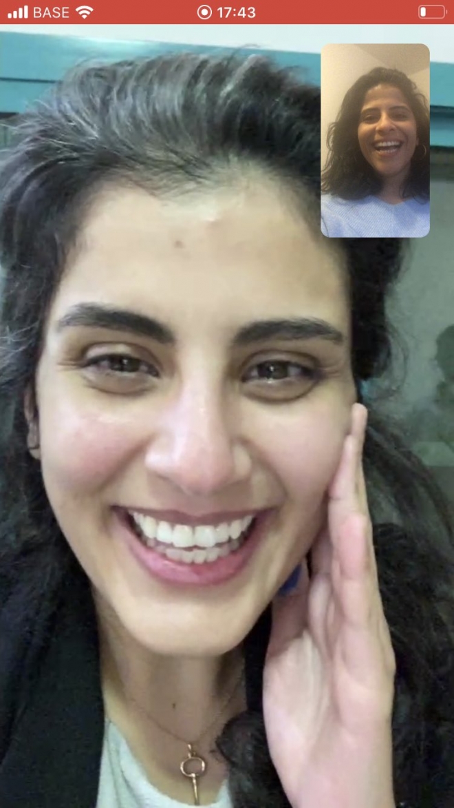 지난 10일(현지시간) 수감 1001일 만에 풀려난 사우디아라비아 여성 운동가 루자인 알하스룰이 동생 리나와의 영상통화에서 환하게 웃고 있는 모습. 리나는 사진을 트위터에 올리며 “루자인이 집에 왔다”고 했다. 트위터 캡쳐