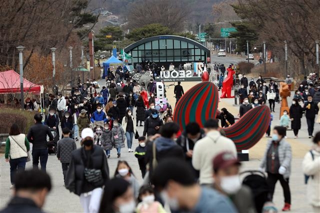 포근한 날씨, 서울대공원 찾은 시민들