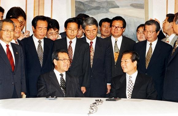 1996년 5월 4일 당시 국민회의 김대중(오른쪽) 총재와 자민련 김종필 총재가 국회에서 회담하고 있다. 서울신문 DB