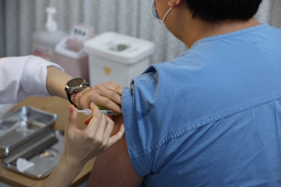 27일 오전 서울시 중구 을지로 국립중앙의료원 중앙예방접종센터에서 의료원 의료진이 화이자 백신을 접종 받고 있다. 2021. 2. 27 사진공동취재단