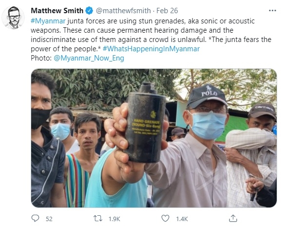 미국 인권운동가 매튜 스미스가 26일(현지시간) 자신의 트위터를 통해 미얀마 네피도에서 군경이 시위대를 공격한 뒤 발견된 섬광탄 탄피 사진을 공개했다. 트위터 캡처