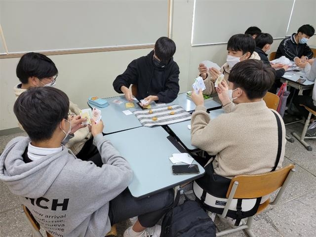 지난해 열린 강서구 찾아가는 진로 특강에서 학생들이 직접 만든 보드게임을 하고 있다. 강서구 제공
