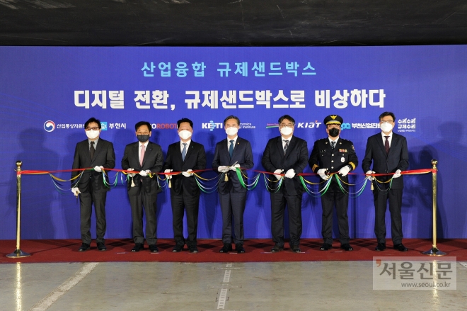 장덕천(왼쪽 세 번째) 부천시장이 지난달 26일 스마트 주차로봇 주차장 개소식에서 테이프 커팅하고 있다. 부천시 제공