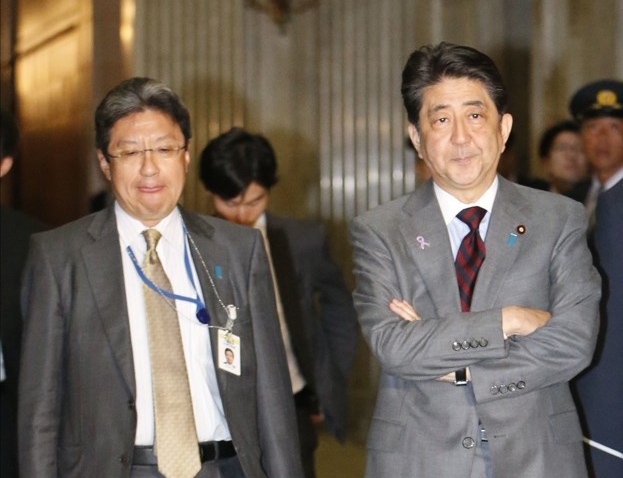 이마이 다카야 일본 총리비서관(왼쪽)과 아베 신조 총리 [교도=연합뉴스 자료사진]
