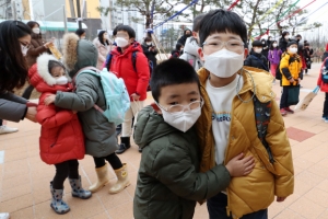 영상 재생 안 돼 교사들 진땀… 개학 첫날에도 ‘온클’은 정비 중