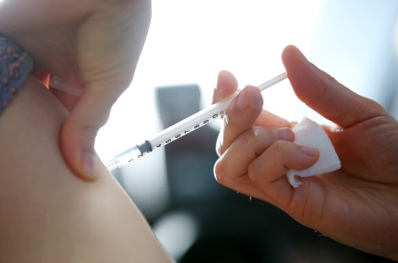 코로나19 아스트라제네카 백신을 접종하고 있는 모습.  연합뉴스