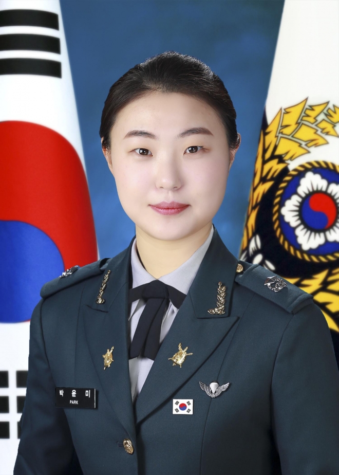 중학교 국어교사로 활동하다 장교로 변신한 박윤미 소위. 육군 제공