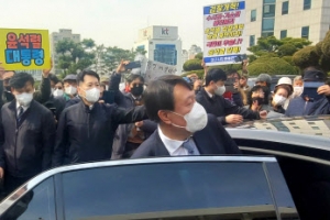 [포토] ‘지지와 반대 사이’ 윤석열 검찰총장