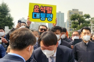 [현장] “윤석열 포청천” 화환 재등장…지지자 연호 속 尹이 한 말(종합)