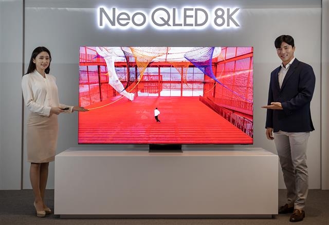 삼성전자가 3일 2021년 TV 신제품 모델로 공개한 네오 QLED 8K. 탁월한 명암비와 블랙 디테일을 구현했으며, 15㎜의 두께와 돌출된 부분을 최소화한 ‘인피니티 디자인’을 적용했다는 설명이다. 삼성전자 제공
