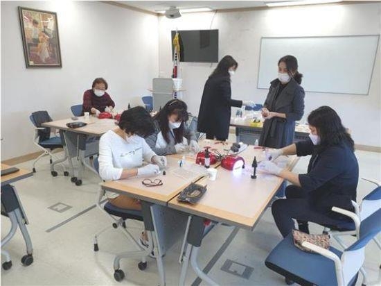 동대문구의 신규 마을기업 ‘디디엠 메이커 협동조합’에서 레진 공예 수업을 하는 모습. 동대문구 제공