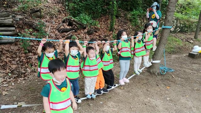 지난해 7월 서울 강북구 북한산근린공원 유아숲체험원에서 아이들이 숲체험프로그램에 참여하고 있다. 강북구 제공
