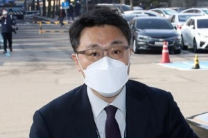 공수처 “김학의 출금 공소는 우리 관할”… 檢 “수사 뒤 사건 송치할 법적 근거 없다”