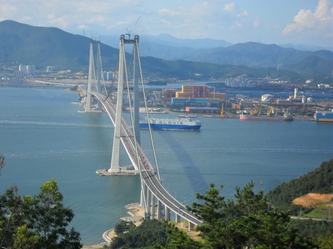 국가 주요도로의 간선망 역할을 하고 있는 ‘이순신대교’ 유지관리비가 한해 60여억원 이상 들어가면서 해당 지자체들이 골머리를 앓고 있다. 국토부가 국도 승격을 검토중이어서 결과가 주목된다. 사진은 이순신 대교 전경. 