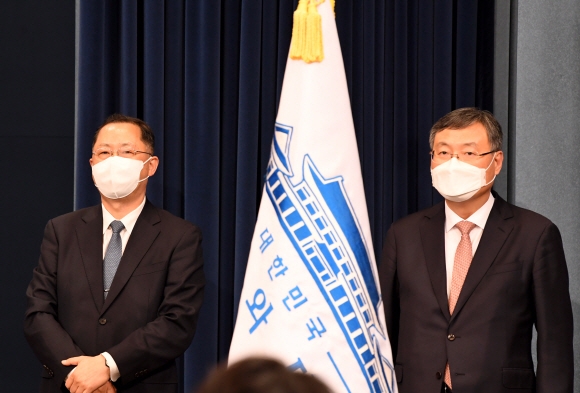 신현수(오른쪽) 전 청와대 민정수석과 김진국 신임 민정수석이 4일 춘추관에서 기자회견을 하고 있다. 2021. 3. 4 도준석 기자 pado@seoul.co.kr