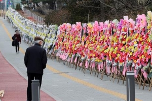 尹 “정의·상식 무너지는 것 더는 못 봐”… ‘검복’ 벗고 승부수