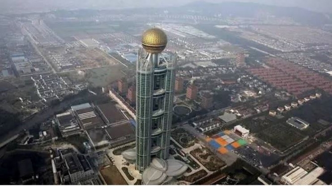 중국 화시촌의 전경. 우뚝 솟은 건물은 화시촌이 300억 위안을 들여 세운 72층 규모의 5성급 룽시궈지호텔. 펑황망 홈페이지 캡처