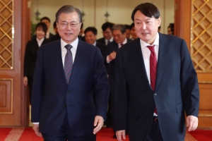 ‘文정부 탄생 일등공신’서 ‘정권 저격수’로… 극과 극 행보