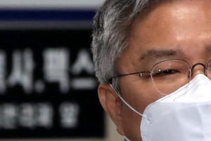 ‘선거법 위반’ 최강욱 재판부 “정경심 1심 판결문 증거 채택 안 해”