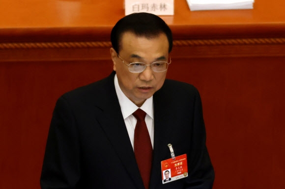 리커창 중국 국무원 총리가 5일 베이징 인민대회당에서 열린 업무보고에서 올해 중국의 여러 현안을 설명하고 있다. 베이징 로이터 연합뉴스