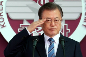 간호사관학교 졸업식 간 文 대통령…80명에 일일이 계급장 수여