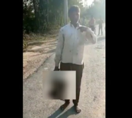 인도에서 17세 딸이 다른 남성과 불미스런 관계를 가졌다는 이유로 참수한 남성이 딸의 목을 가지고 경찰서로 향하고 있다. 페이스북 캡처
