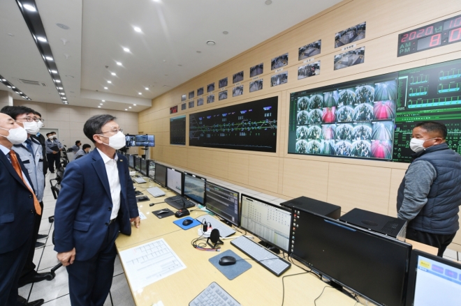 정하영 김포시장이 지난 달 22일 김포골드라인 한강차량기지를 방문해 열차운행 상황을 지켜보고 있다.[김포시 제공]