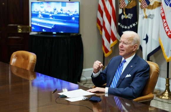 조 바이든 미국 대통령이 지난 4일(현지시간) 백악관 루스벨트룸에서 화성 탐사 임무를 성공적으로 수행하고 있는 미국 항공우주국(NASA) 제트추진연구소(JPL) 요원들과 화상 통화를 갖고 축하와 격려의 발언을 하던 중 주먹을 굳게 쥐어 보이고 있다. 워싱턴 DC AFP 연합뉴스