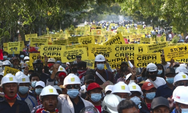 시가 행진하는 미얀마 반군부 시위대