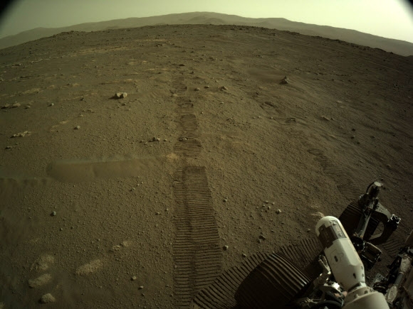 나사는 6일 화성 탐사 로봇 퍼서비어런스가 처음 화성 주행에 성공했다고 밝혔다. 사진은 탐사 로봇의 바퀴자국. 연합뉴스 
