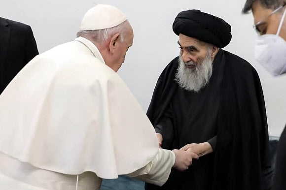 2000년 만에 이라크 간 교황, 시아파 지도자와 역사적 첫 만남