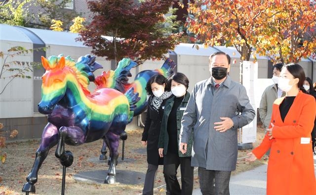 서울 마포구가 코로나19로 침체된 지역 경제를 살리기 위해 문화관광 인프라를 개발하는 데 힘을 쏟고 있다. 사진은 유동균(오른쪽 두 번째) 마포구청장이 홍대 일대를 둘러보는 모습. 마포구 제공