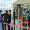 오늘 300명대 중후반, 검사 감소 영향…정부, 4차 대유행 경고