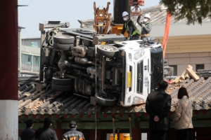 [포토] 성균관 동삼문 덮친 사다리차