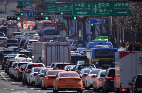 광화문 서측도로가 폐쇄된 8일 서울 광화문일대에 차량이 정체로 인해 길게 줄을 지어 서 있다. 2021.3.8  박지환 기자 popocar@seoul.co.kr