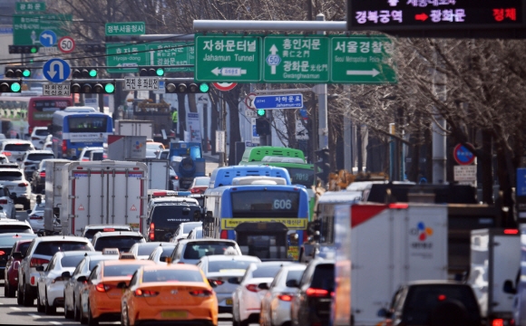 광화문 서측도로가 폐쇄된 8일 서울 광화문일대에 차량이 정체로 인해 길게줄을지어 서 있다. 2021.3.8 박지환기자 popocar@seoul.co.kr