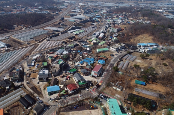 용두초등학교 하늘 위에서 촬영한 고양 창릉3기신도시 예정지(마을 왼쪽)와 제외지역(가운데 마을) 전경.[드론촬영 박지환 기자]