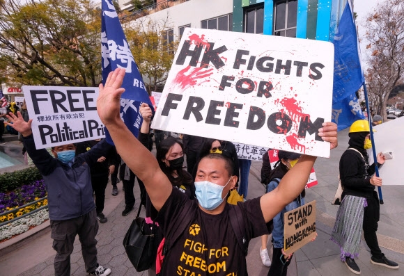 지난 7일(현지시간) 미국 캘리포니아 산타모니카에서 홍콩 민주화 지지자들이 중국 정부의 홍콩 선거제 개편 시도에 반대하는 시위를 벌이고 있다. 산타모니카 AFP 연합뉴스
