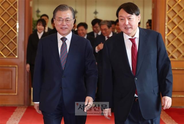문재인(왼쪽) 대통령, 윤석열(오른쪽) 전 검찰총장