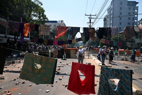 7일(현지시간) 미얀마 최대 도시 양곤에서 군부 쿠데타 규탄 시위대가 여성들의 전통 통치마인 ‘타메인’을 빨랫줄에 널어 놓고 시위를 하고 있다. 양곤 AFP 연합뉴스