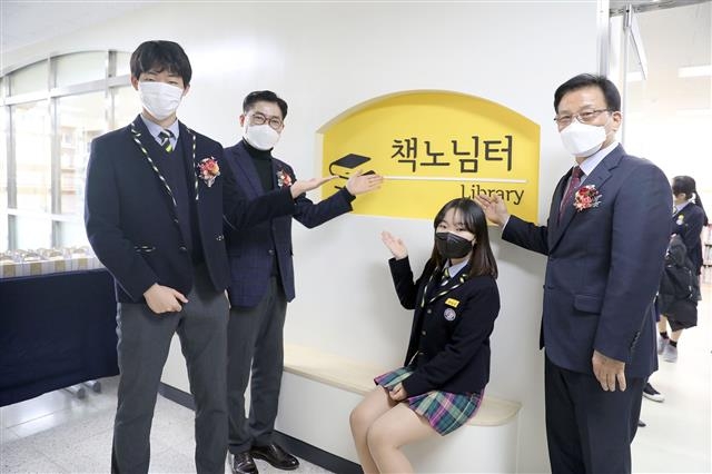 서울 강동구 강동중학교의 행복학교 개소식에서 이정훈(왼쪽 두 번째) 구청장이 학생들과 함께 포즈를 취하고 있다.  강동구 제공