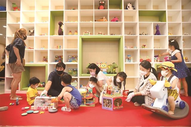 서울 강동구의 육아 공간 ‘아이·맘 강동육아시티’ 천호공원점에서 주민들이 아이들과 함께 놀이 프로그램을 즐기고 있다. 강동구 제공