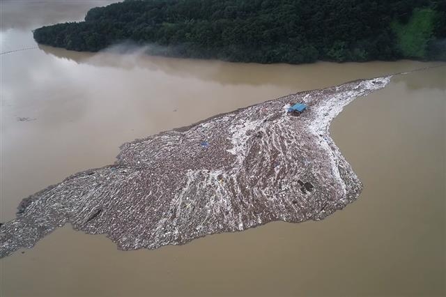 지난해 7월 14일 집중호우가 내린 대청호 상류에서 각종 쓰레기 부유물이 유입되면서 호수로 퍼지지 않도록 차단막이 설치되고 있다. 한국수자원공사 제공