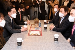 오세훈·안철수 실무협상단 첫 상견례…단일화 두고 기싸움도 팽팽